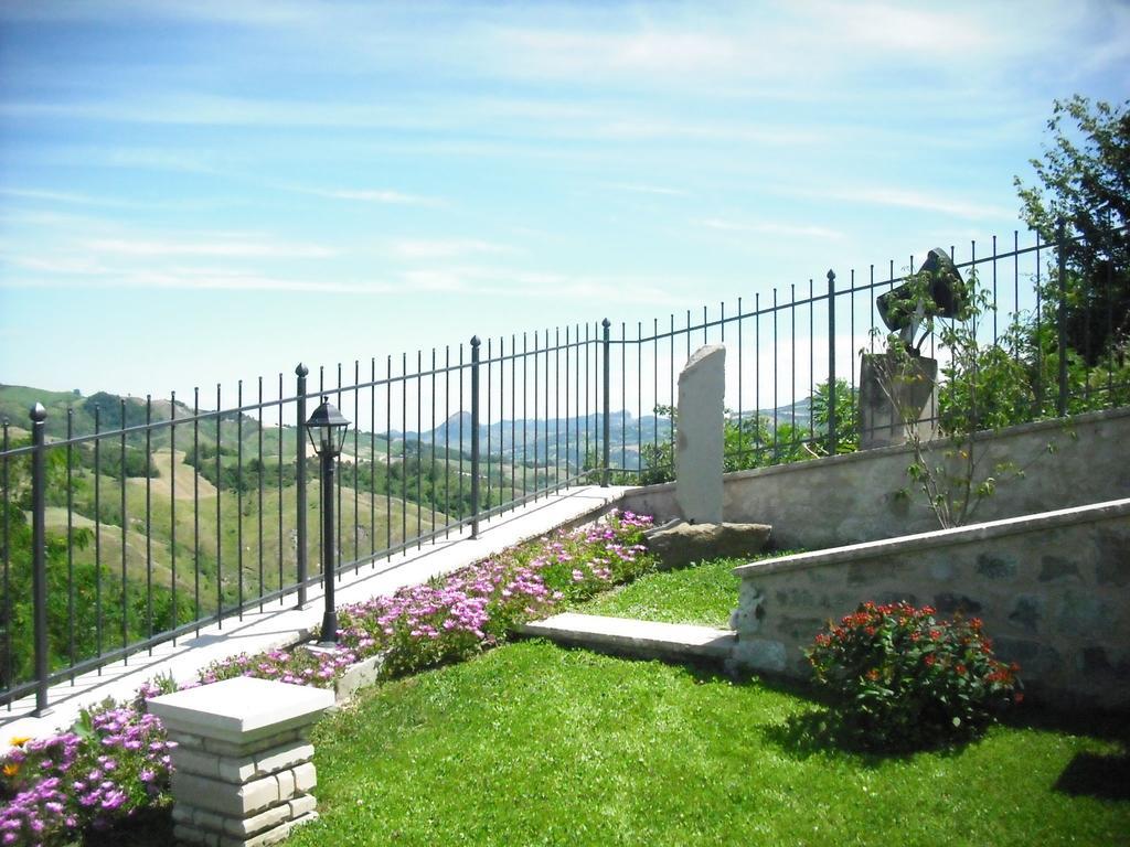Belvilla By Oyo Graceful Apartment With Garden Petrella Guidi Bagian luar foto