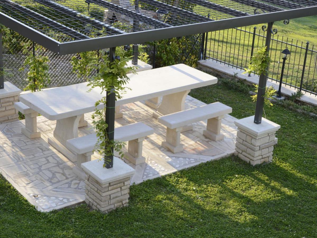 Belvilla By Oyo Graceful Apartment With Garden Petrella Guidi Bagian luar foto